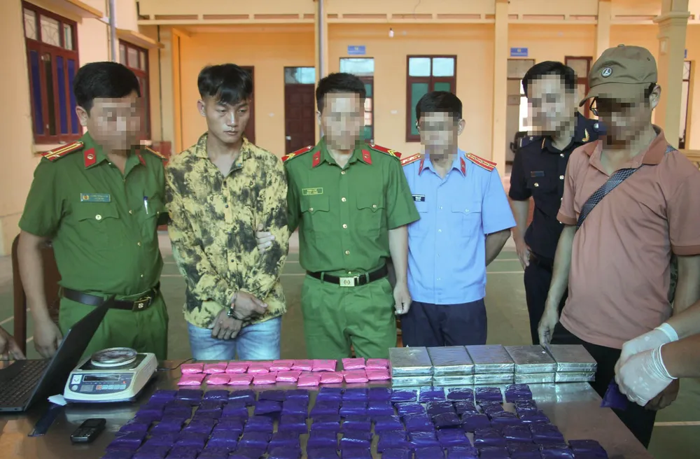  Bắt 1 đối tượng, thu 10 bánh heroin và 18.000 viên ma túy ảnh 1