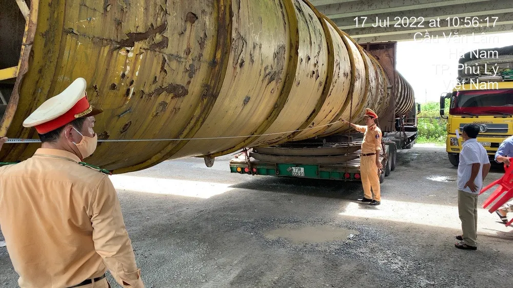 Sử dụng giấy phép lưu hành quá khổ giả để chở hàng quá tải  ảnh 1