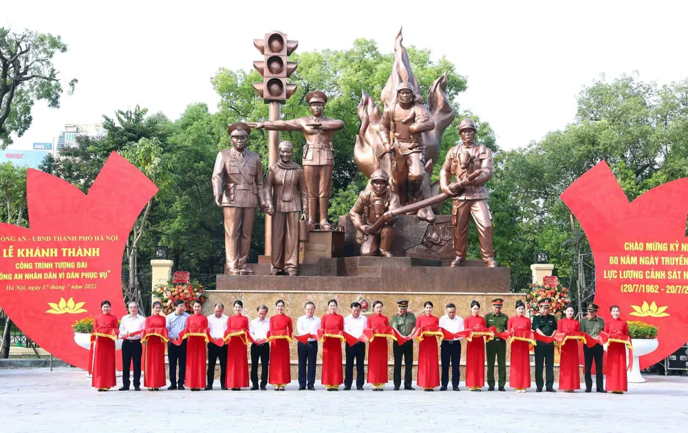Bộ Công an khánh thành tượng đài “Công an nhân dân vì dân phục vụ”  ảnh 1
