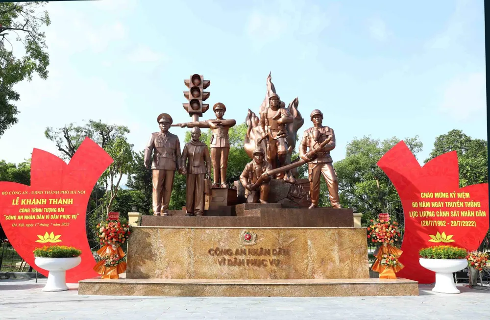 Bộ Công an khánh thành tượng đài “Công an nhân dân vì dân phục vụ”  ảnh 2