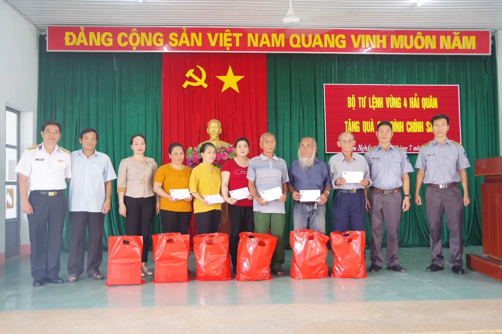 Bộ tư lệnh Vùng 4 Hải quân tặng quà gia đình chính sách  ảnh 1