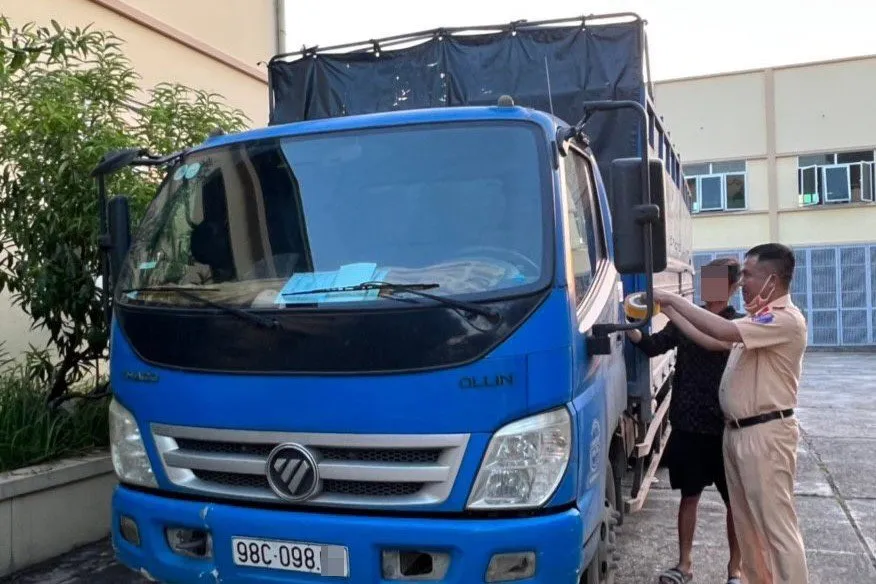 Không biết đường, tài xế ô tô tải chạy ngược chiều trên cao tốc ảnh 2