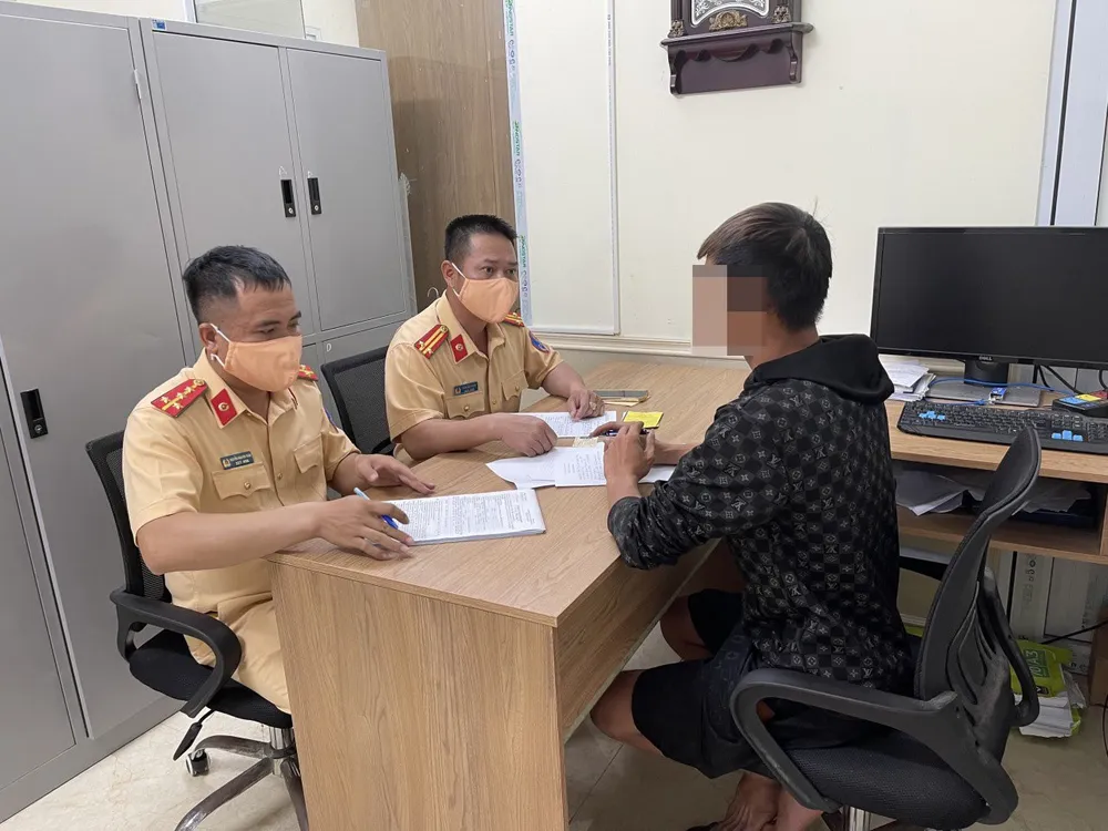 Không biết đường, tài xế ô tô tải chạy ngược chiều trên cao tốc ảnh 1