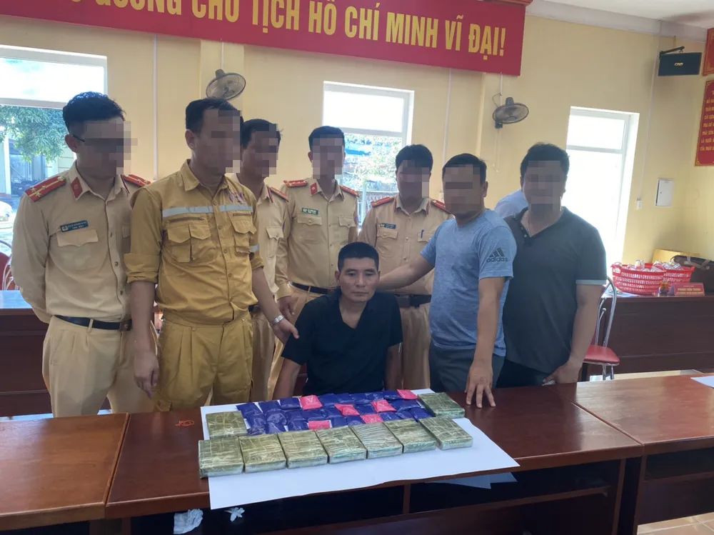 Chặn, bắt đối tượng vận chuyển lượng lớn ma túy trên cao tốc ảnh 2