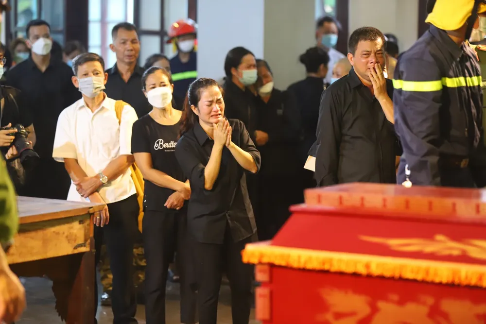 Người thân, bạn bè, đồng đội tiếc thương 3 cán bộ, chiến sĩ cảnh sát hy sinh khi làm nhiệm vụ ảnh 3