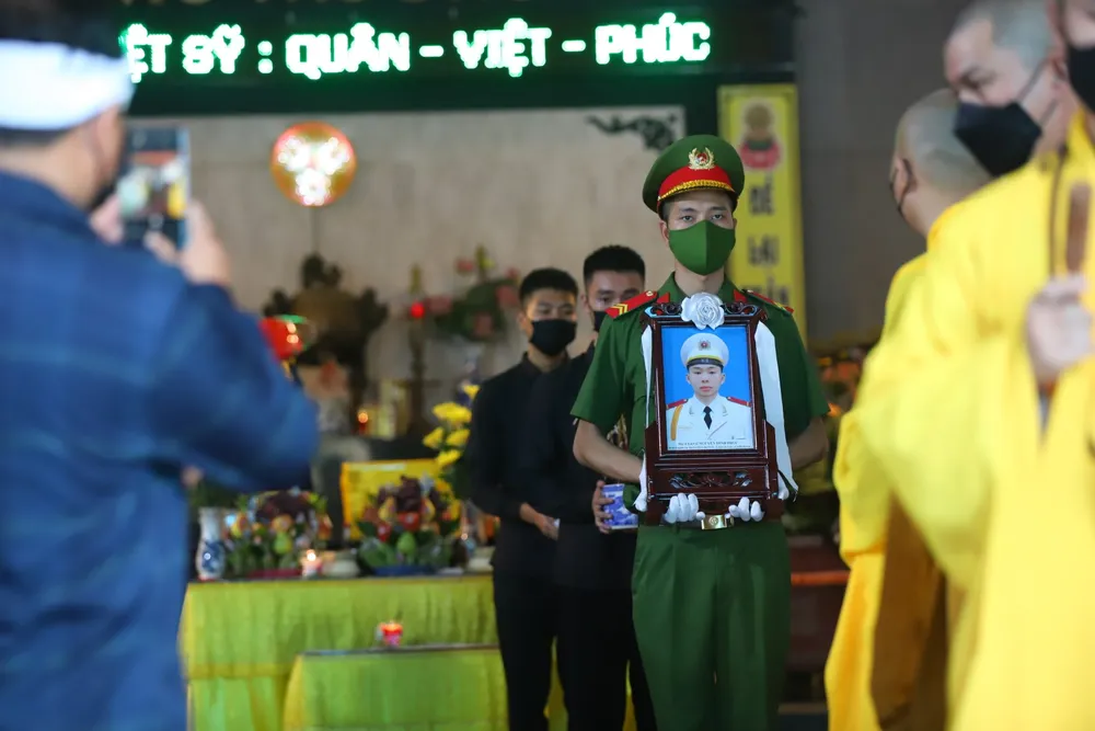 Người thân, bạn bè, đồng đội tiếc thương 3 cán bộ, chiến sĩ cảnh sát hy sinh khi làm nhiệm vụ ảnh 11