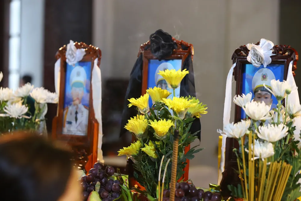 Người thân, bạn bè, đồng đội tiếc thương 3 cán bộ, chiến sĩ cảnh sát hy sinh khi làm nhiệm vụ ảnh 2