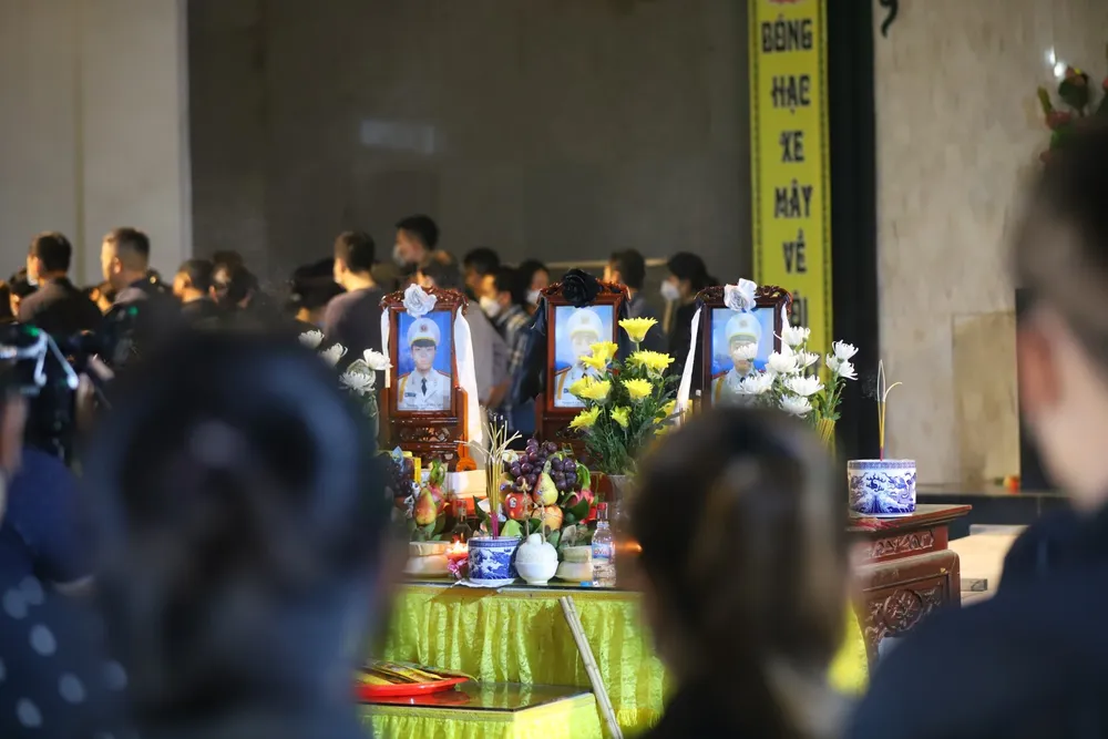 Người thân, bạn bè, đồng đội tiếc thương 3 cán bộ, chiến sĩ cảnh sát hy sinh khi làm nhiệm vụ ảnh 1