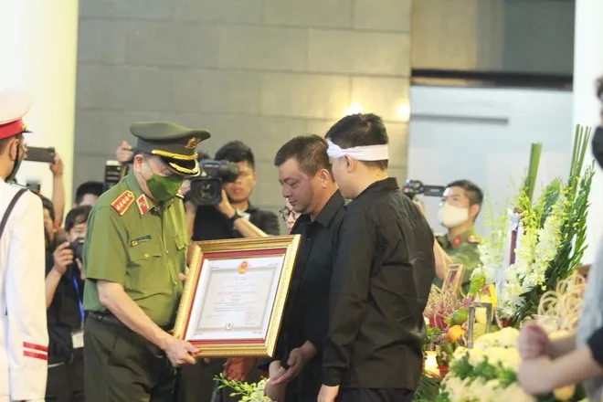 Hành động dũng cảm của các liệt sĩ đã tô thắm truyền thống vẻ vang của lực lượng công an nhân dân ảnh 2