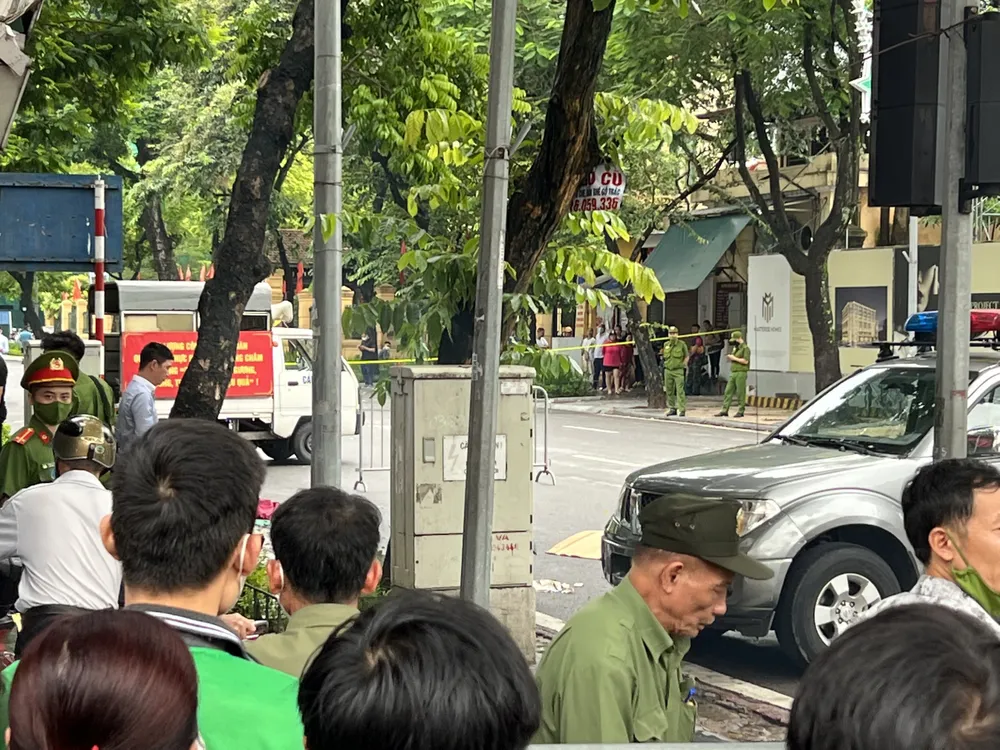 Công an điều tra án mạng 2 người trên phố Hàng Bài ảnh 1