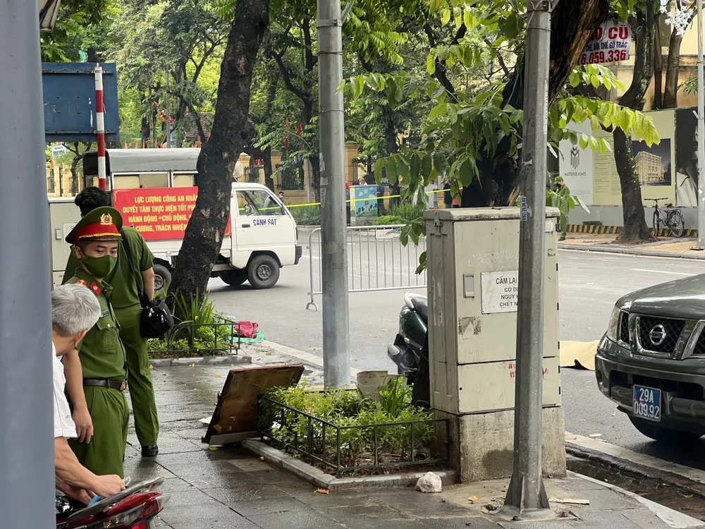 Công an điều tra án mạng 2 người trên phố Hàng Bài ảnh 2