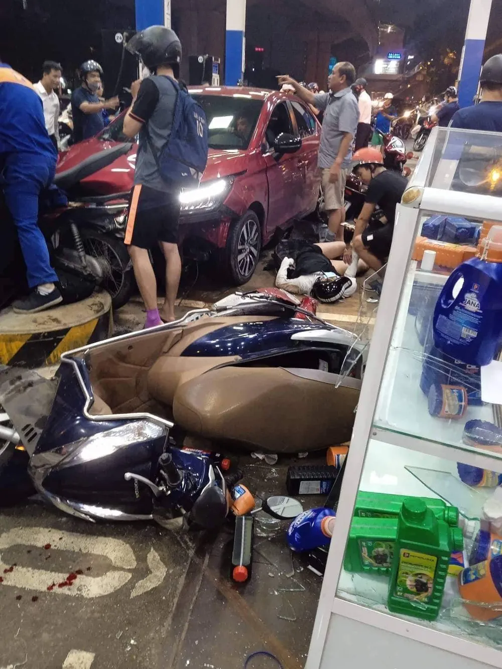 Tài xế xe ô tô đâm loạt xe máy ở cây xăng có nồng độ cồn vượt phép ảnh 1