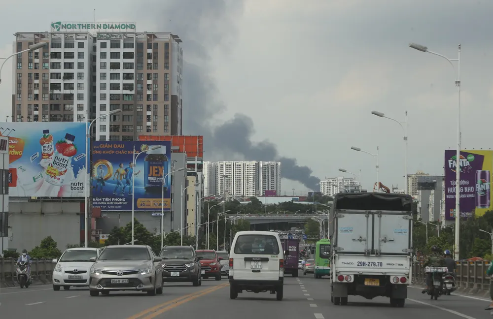 Khoảng 600m² xưởng bị thiêu rụi ở huyện Gia Lâm, Hà Nội ảnh 1