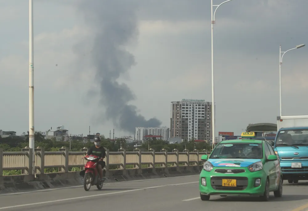 Khoảng 600m² xưởng bị thiêu rụi ở huyện Gia Lâm, Hà Nội ảnh 2