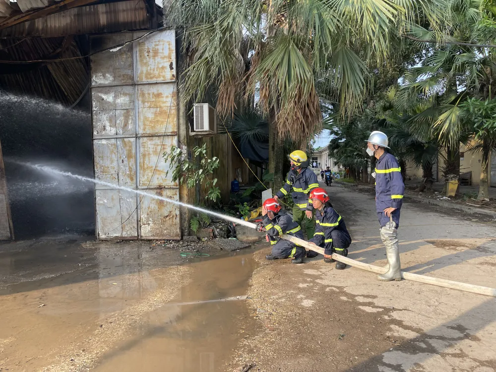 Khoảng 600m² xưởng bị thiêu rụi ở huyện Gia Lâm, Hà Nội ảnh 4