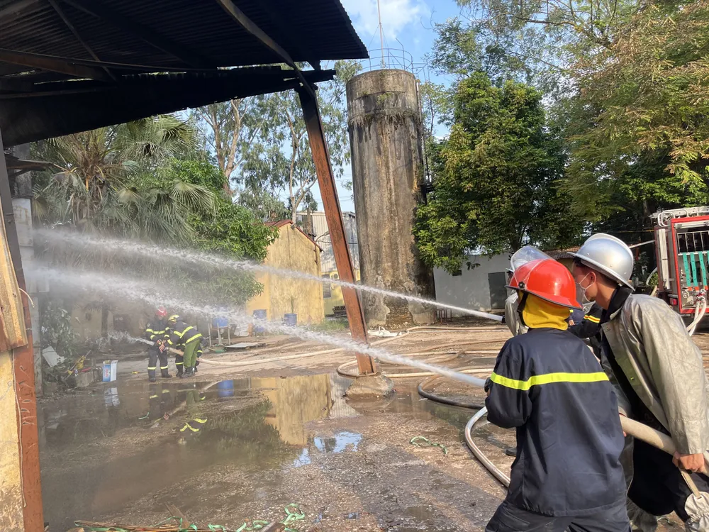 Khoảng 600m² xưởng bị thiêu rụi ở huyện Gia Lâm, Hà Nội ảnh 5