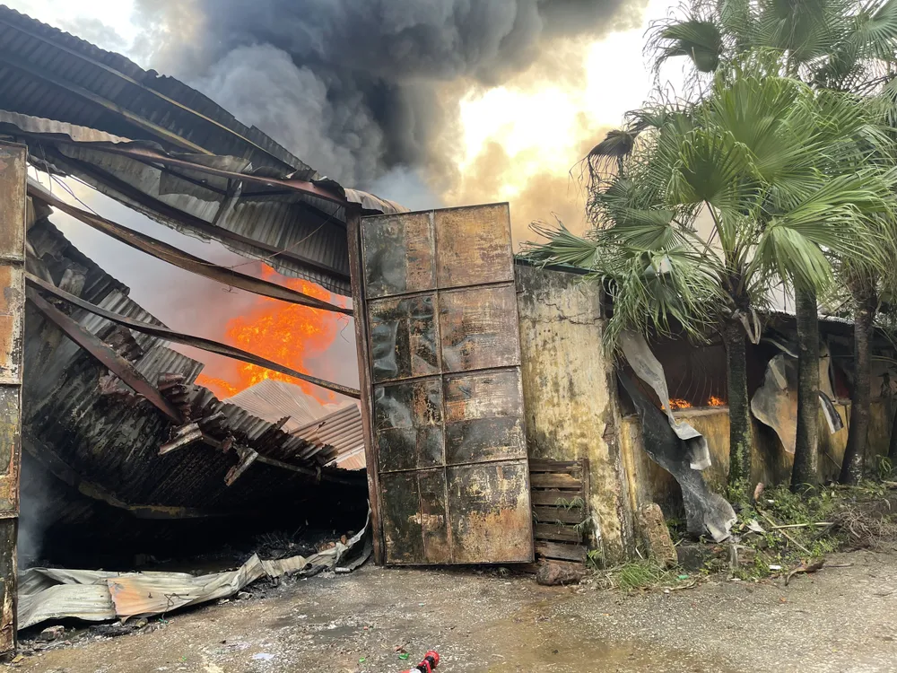 Khoảng 600m² xưởng bị thiêu rụi ở huyện Gia Lâm, Hà Nội ảnh 7