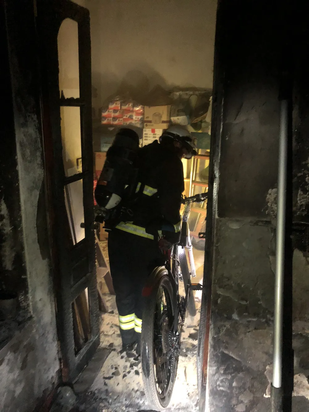 Hà Nội: Cháy 2 ki ốt lúc rạng sáng  ảnh 2