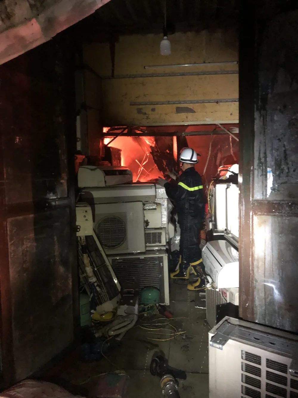 Hà Nội: Cháy 2 ki ốt lúc rạng sáng  ảnh 3