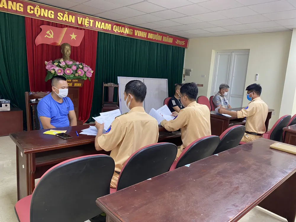 Xe khách lạng lách trên cao tốc: Khởi tố 2 tài xế và 1 chủ xe ảnh 1