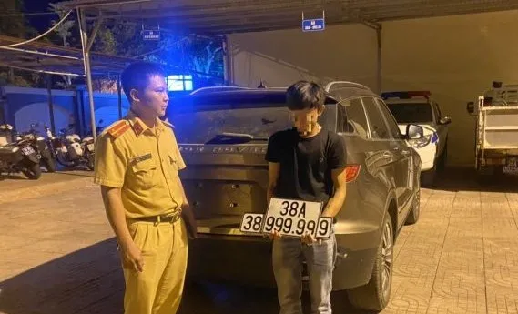 Tập trung xử lý tài xế có hành vi che biển số, gắn thiết bị thay đổi biển số ảnh 1
