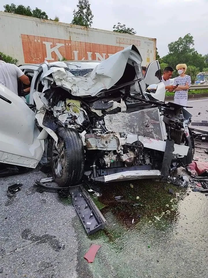 Xe ô tô biến dạng trên cao tốc Nội Bài - Lào Cai ảnh 1