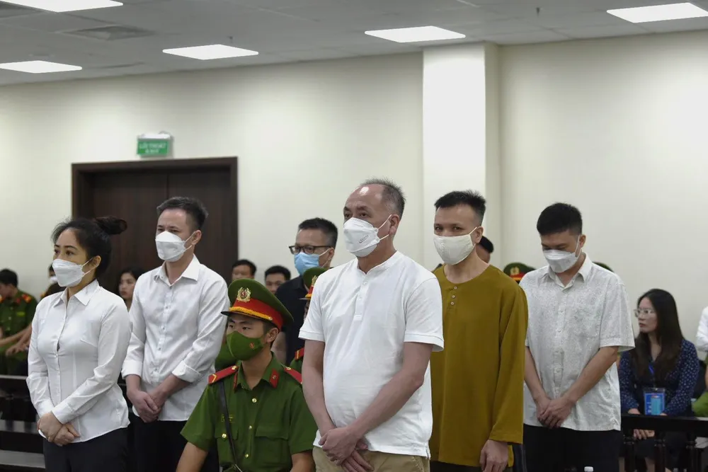 Phạt 2 cựu cán bộ Bộ Công an tổng cộng 15 năm tù  ảnh 1