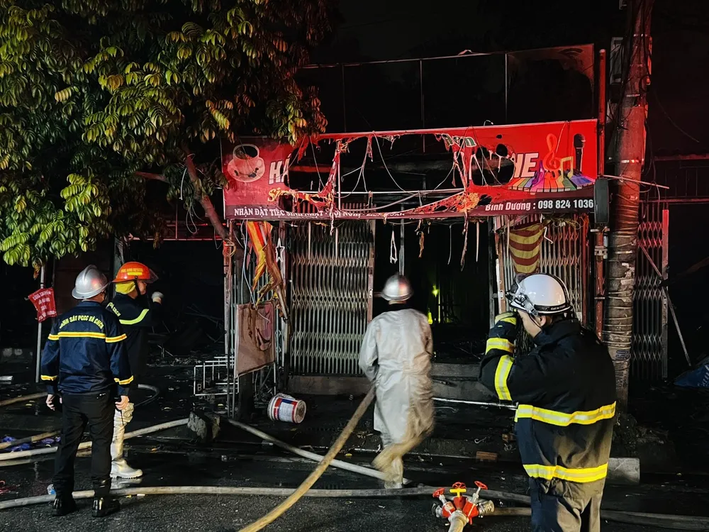 Hà Nội: Cháy lớn quán “hát cho nhau nghe” tại quận Hoàng Mai ảnh 1