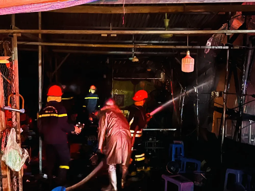 Hà Nội: Cháy lớn quán “hát cho nhau nghe” tại quận Hoàng Mai ảnh 3