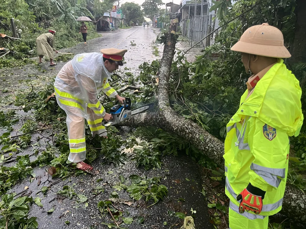 Cảnh sát giao thông cùng các lực lượng khắc phục hậu quả sau bão ảnh 2