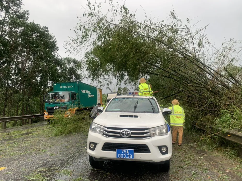 Cảnh sát giao thông cùng các lực lượng khắc phục hậu quả sau bão ảnh 3