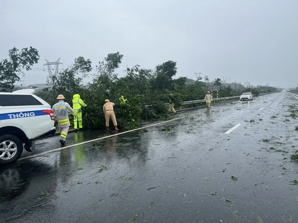 Cảnh sát giao thông cùng các lực lượng khắc phục hậu quả sau bão ảnh 4