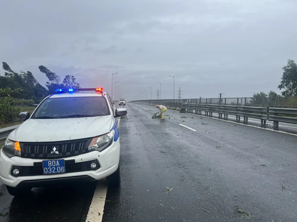 Cảnh sát giao thông cùng các lực lượng khắc phục hậu quả sau bão ảnh 5