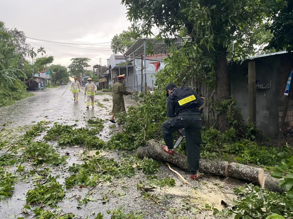 Cảnh sát giao thông cùng các lực lượng khắc phục hậu quả sau bão ảnh 1