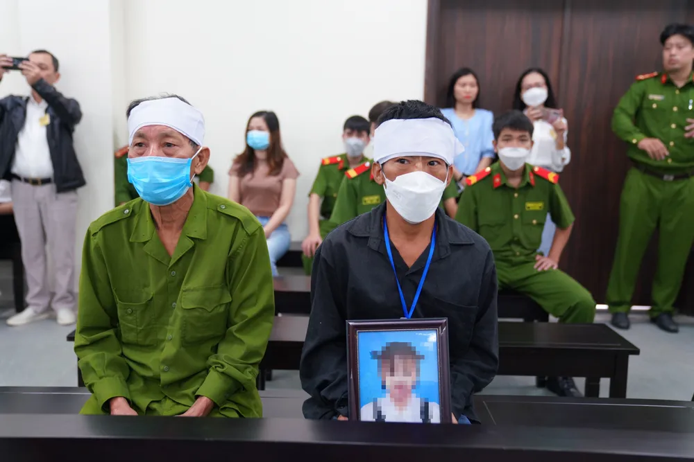 Bị cáo găm 10 chiếc đinh vào đầu bé gái 3 tuổi ở huyện Thạch Thất hầu tòa ảnh 3