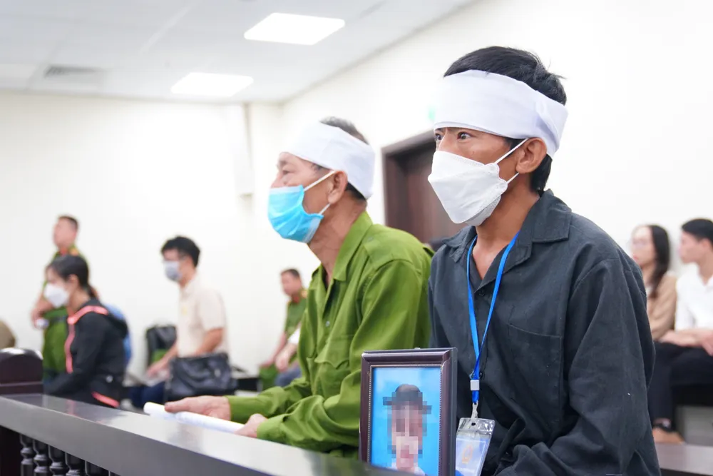 Bị cáo găm 10 chiếc đinh vào đầu bé gái 3 tuổi ở huyện Thạch Thất hầu tòa ảnh 4