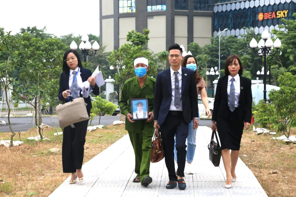 Bị cáo găm 10 chiếc đinh vào đầu bé gái 3 tuổi ở huyện Thạch Thất hầu tòa ảnh 2