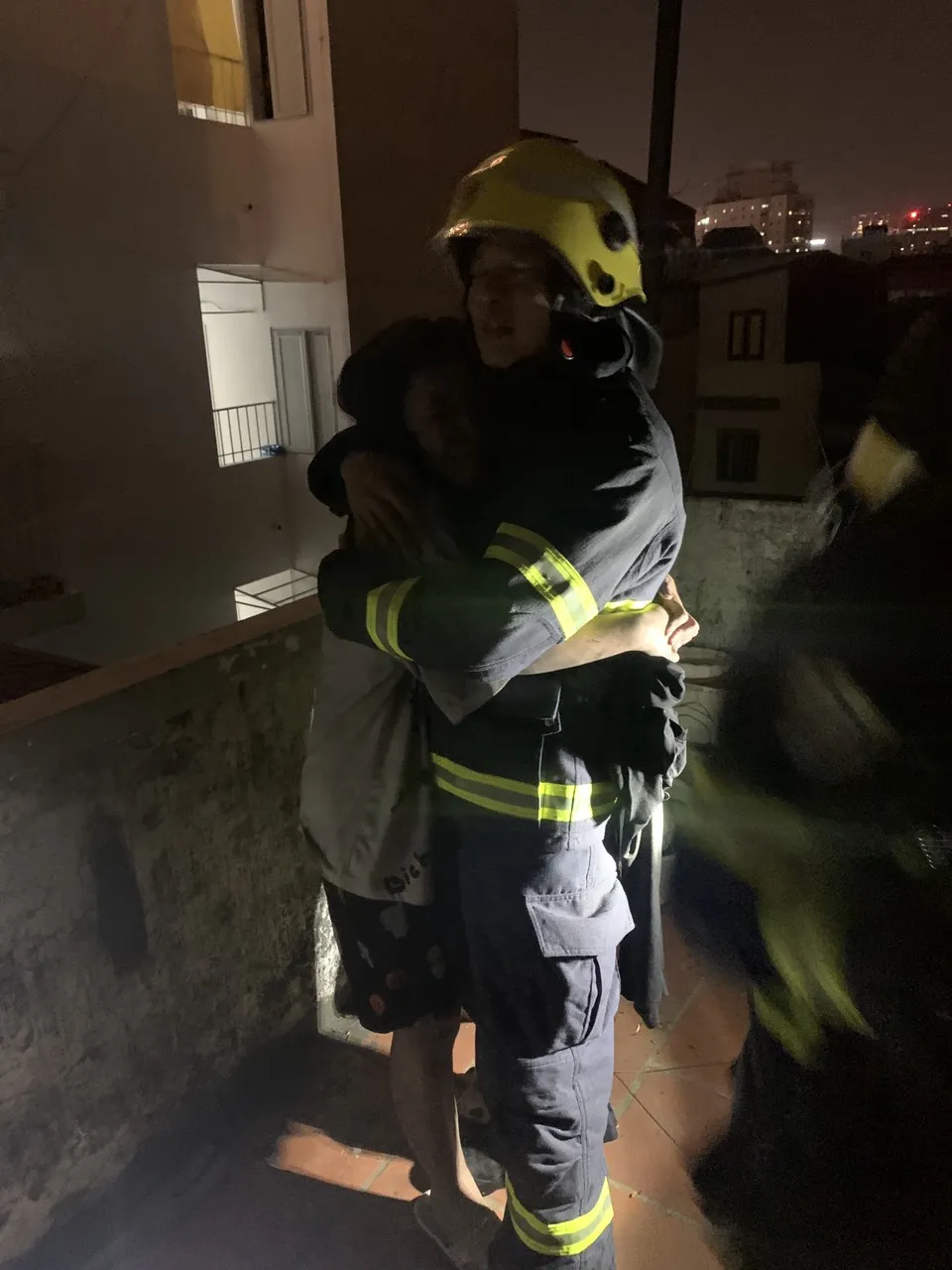 Hà Nội: Cảnh sát giải cứu nhiều người trong ngôi nhà 6 tầng bốc cháy ảnh 5