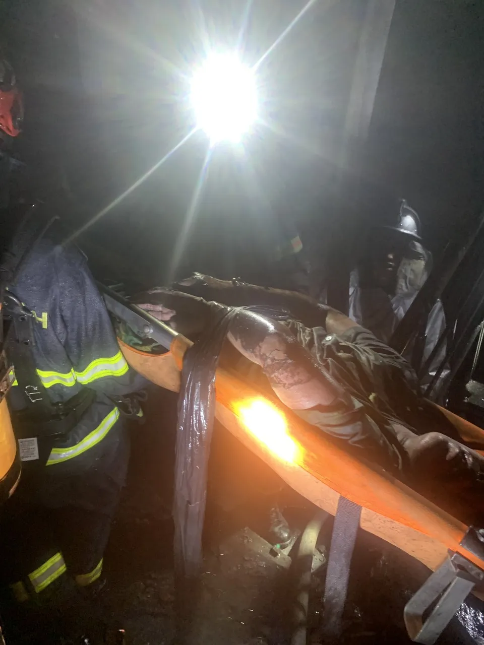 Hà Nội: Cảnh sát giải cứu nhiều người trong ngôi nhà 6 tầng bốc cháy ảnh 6