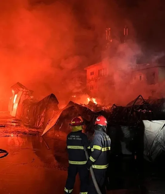 Cháy nhà kho rộng 2.000m² ở huyện Thanh Oai, Hà Nội ảnh 2