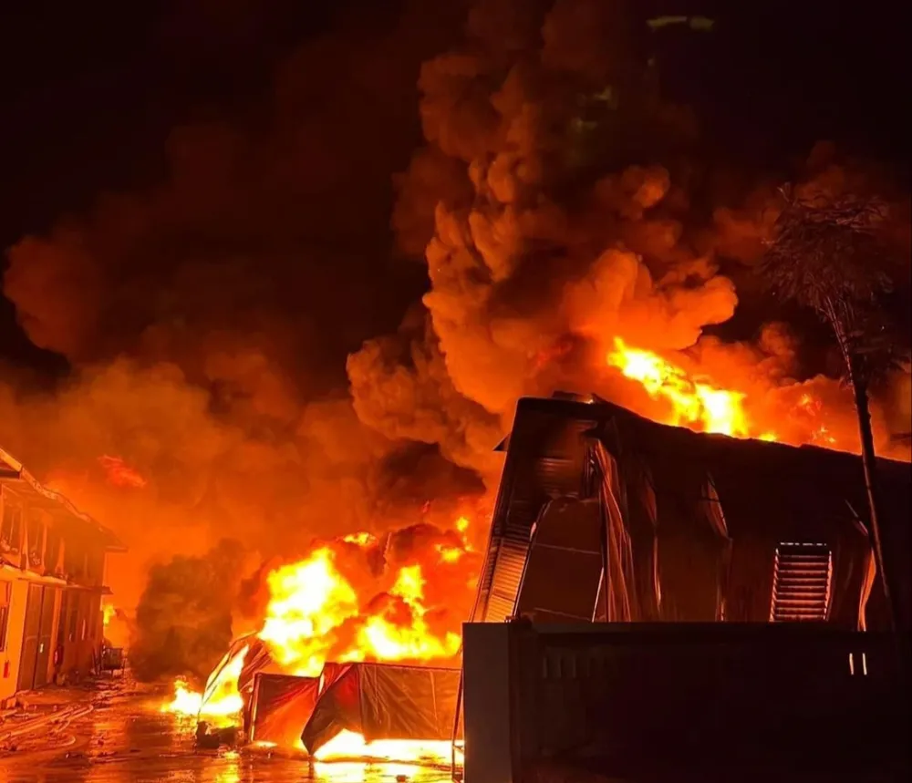 Cháy nhà kho rộng 2.000m² ở huyện Thanh Oai, Hà Nội ảnh 1