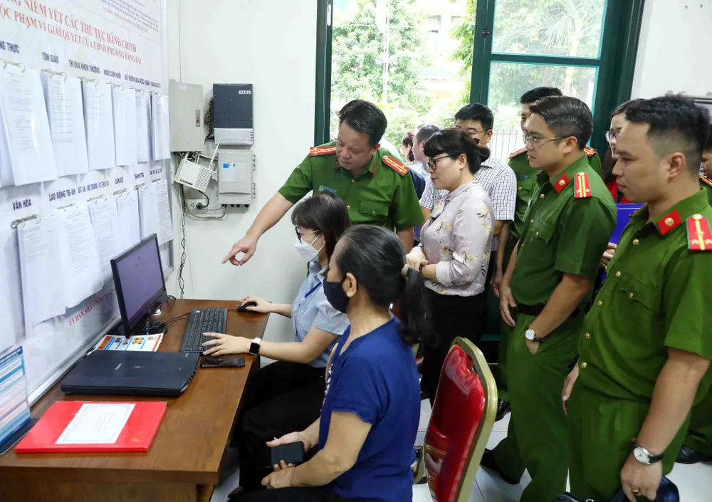 Công an hướng dẫn các bước giao dịch hành chính thay thế sổ hộ khẩu giấy ảnh 1
