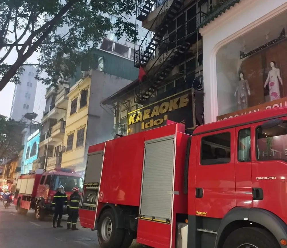 Đang dừng hoạt động để khắc phục về phòng cháy, quán karaoke vẫn xảy ra hỏa hoạn ảnh 1