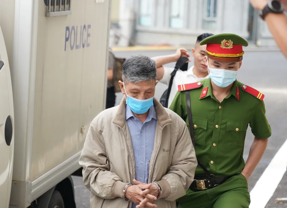 Cựu Thứ trưởng Bộ Y tế Cao Minh Quang được luật sư dìu tới tòa ảnh 4