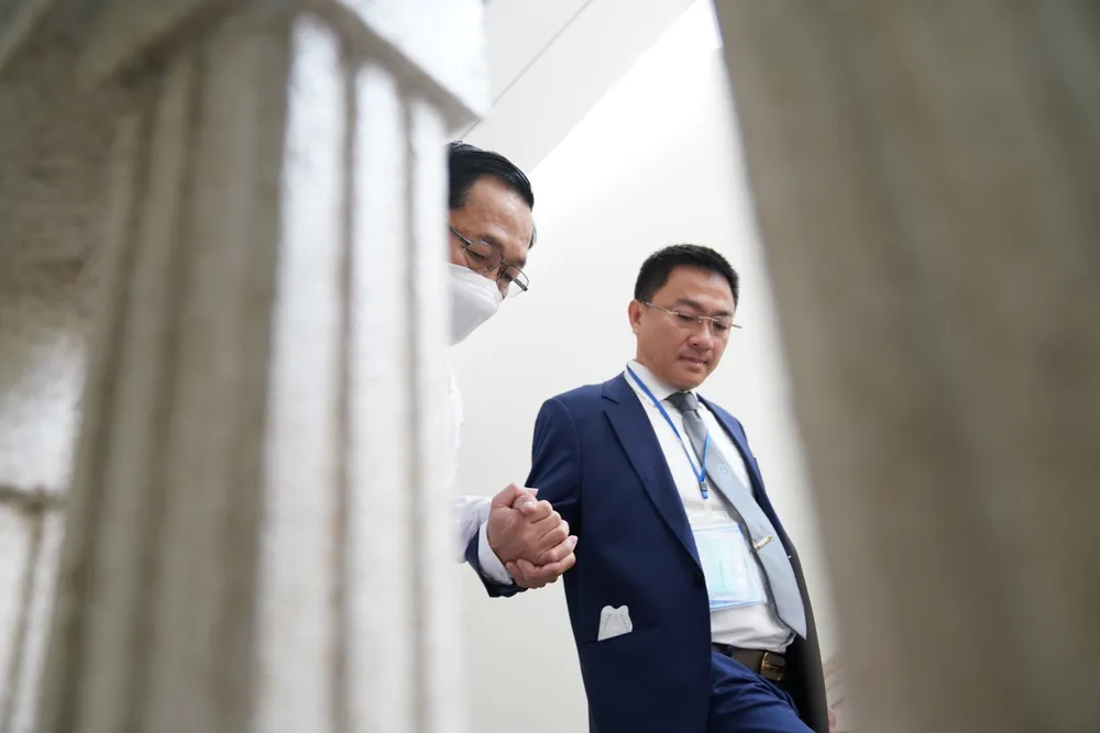 Cựu Thứ trưởng Bộ Y tế Cao Minh Quang được luật sư dìu tới tòa ảnh 3