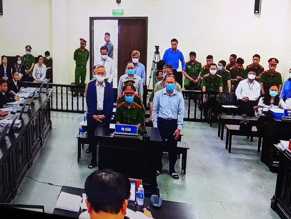 Cựu Thứ trưởng Bộ Y tế Cao Minh Quang được luật sư dìu tới tòa ảnh 1