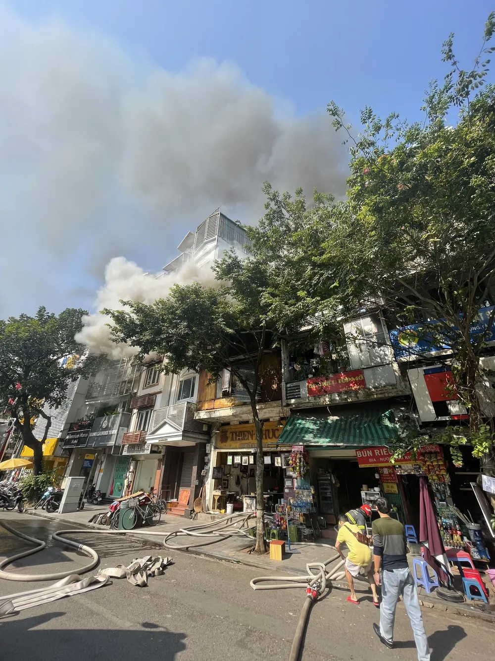  Hà Nội: Cháy lớn tại cửa hàng khung tranh trên phố Hàng Bông ảnh 1
