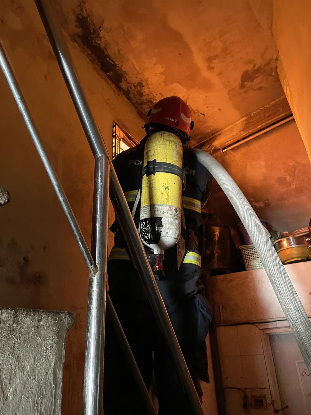  Hà Nội: Cháy lớn tại cửa hàng khung tranh trên phố Hàng Bông ảnh 5