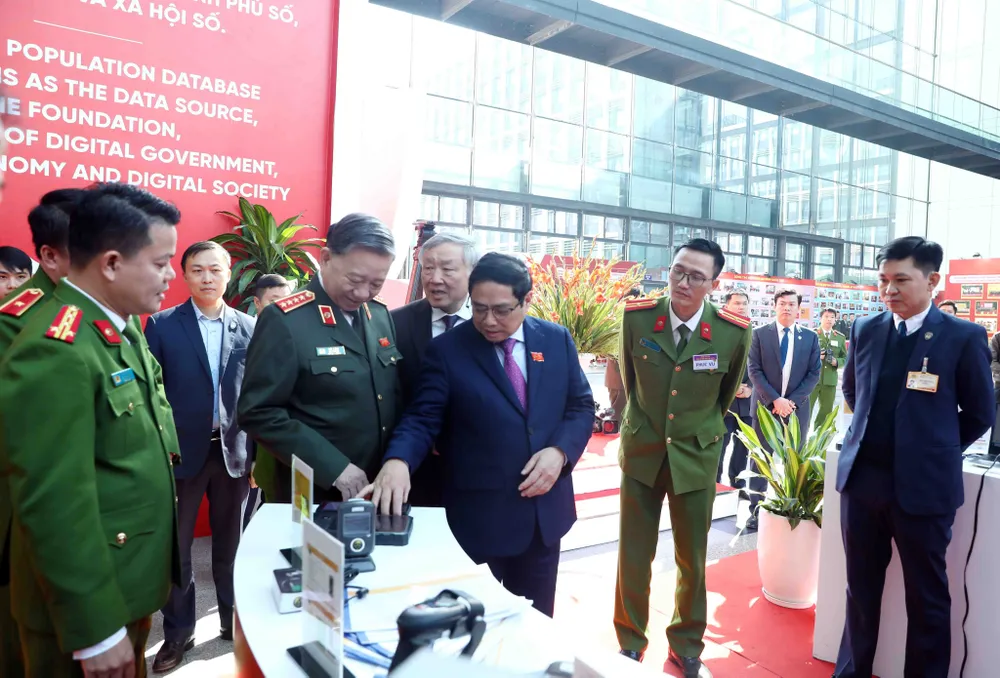 Thủ tướng Phạm Minh Chính và các đại biểu tham quan gian trưng bày các tiện ích của Đề án 06