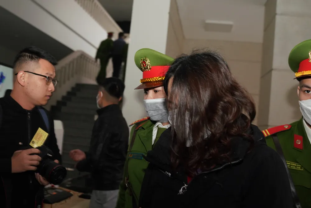 Một trong các nữ bị cáo tới tòa